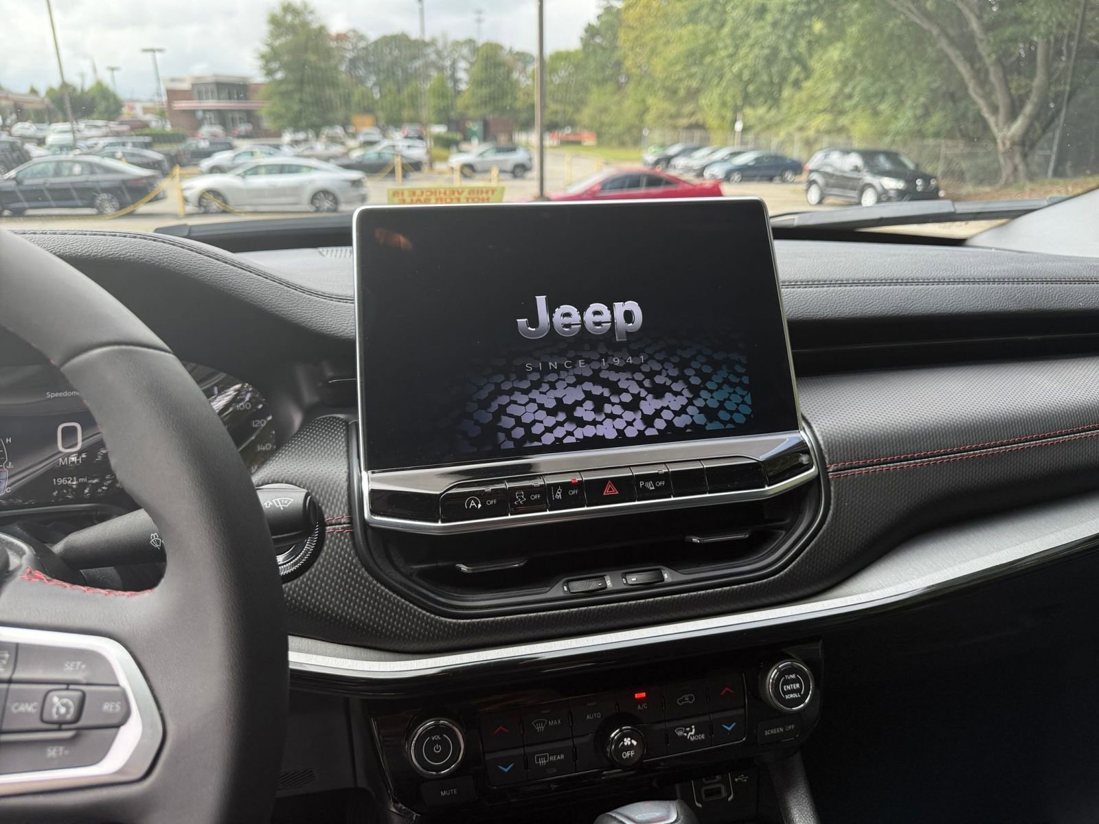 Used 2025 Jeep Compass Trailhawk image 21