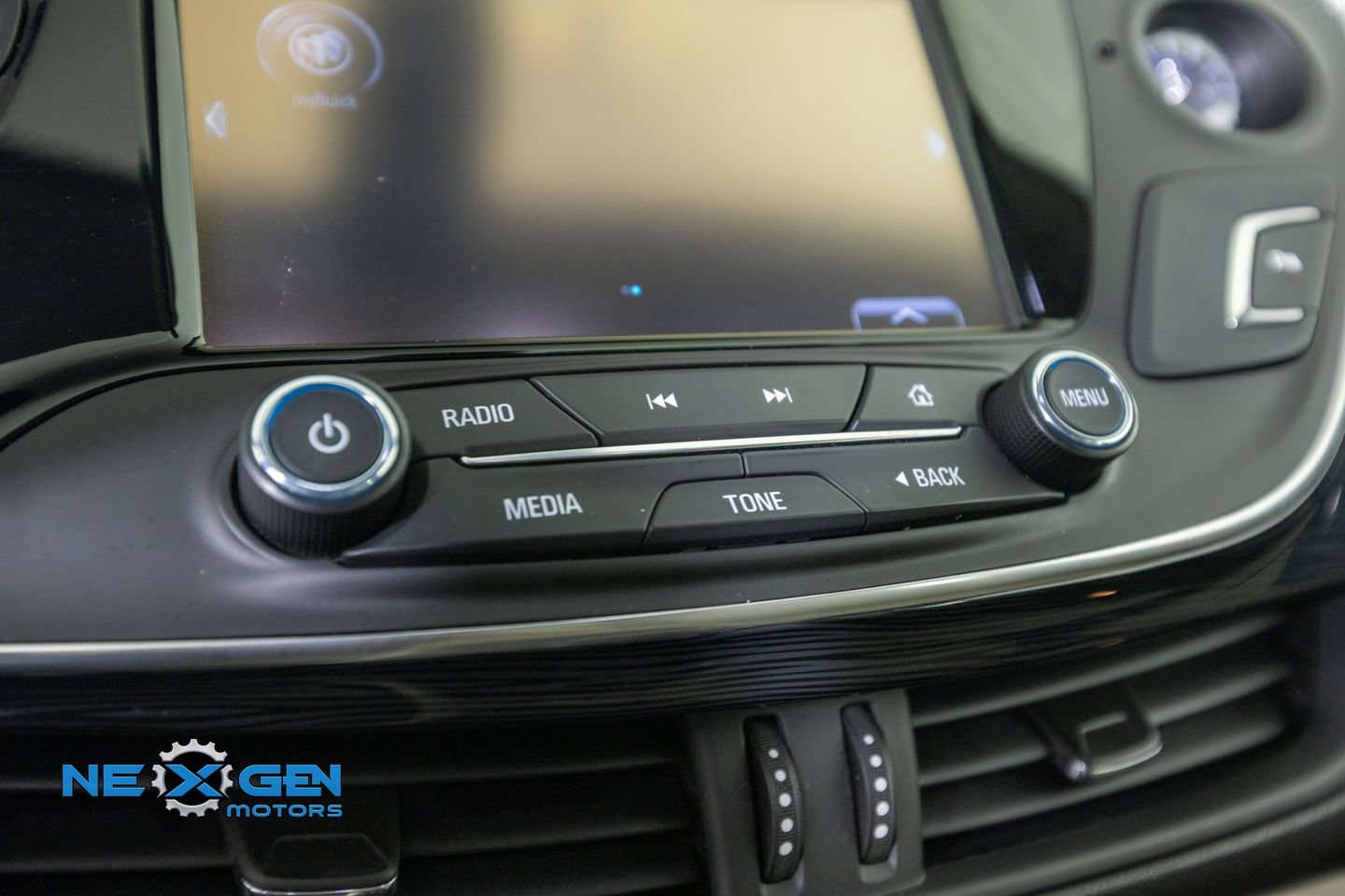 Used 2018 Buick Envision Preferred FWD image 19