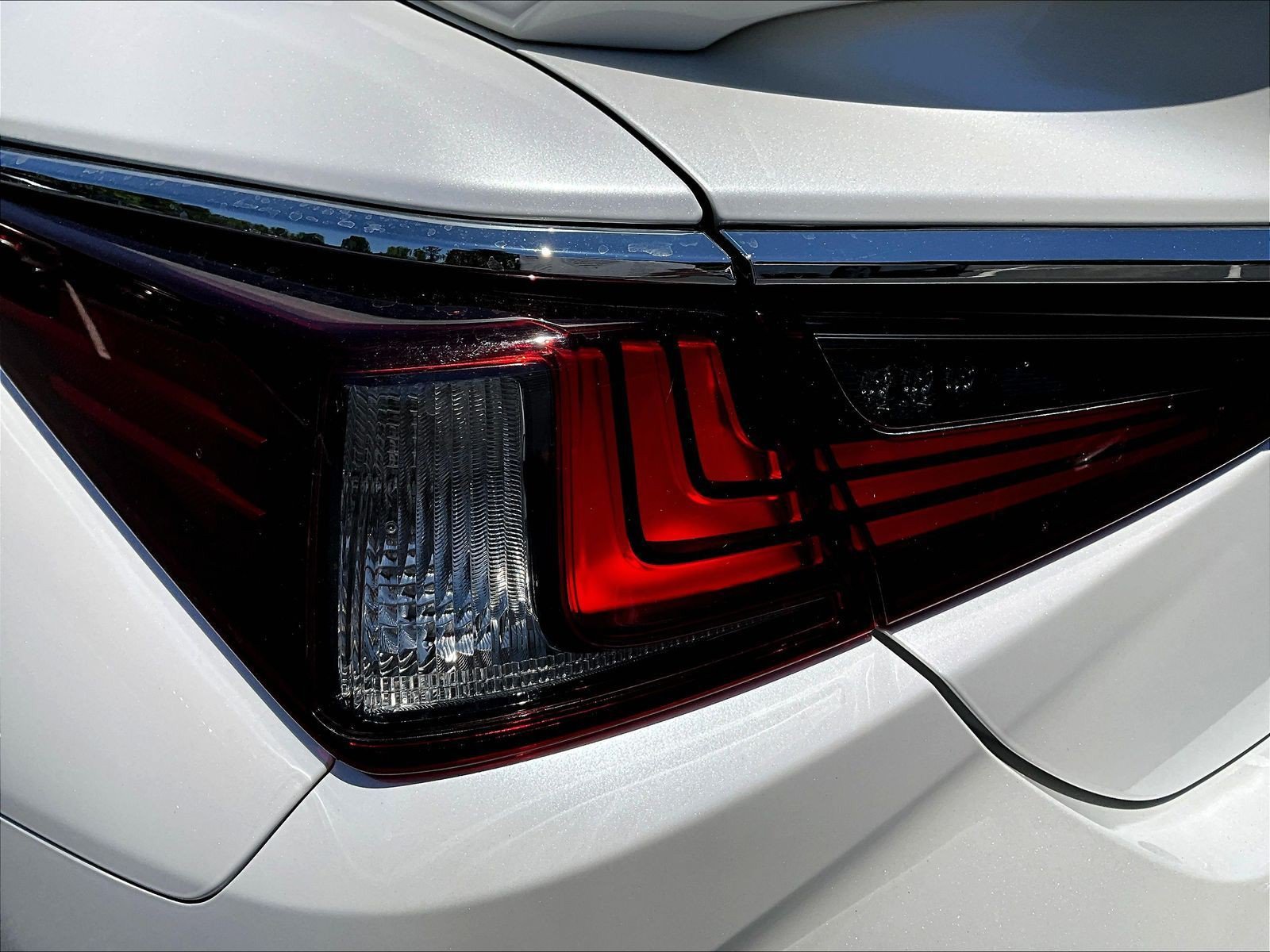 Used 2024 Lexus ES 300h w/ Premium Package FWD image 23