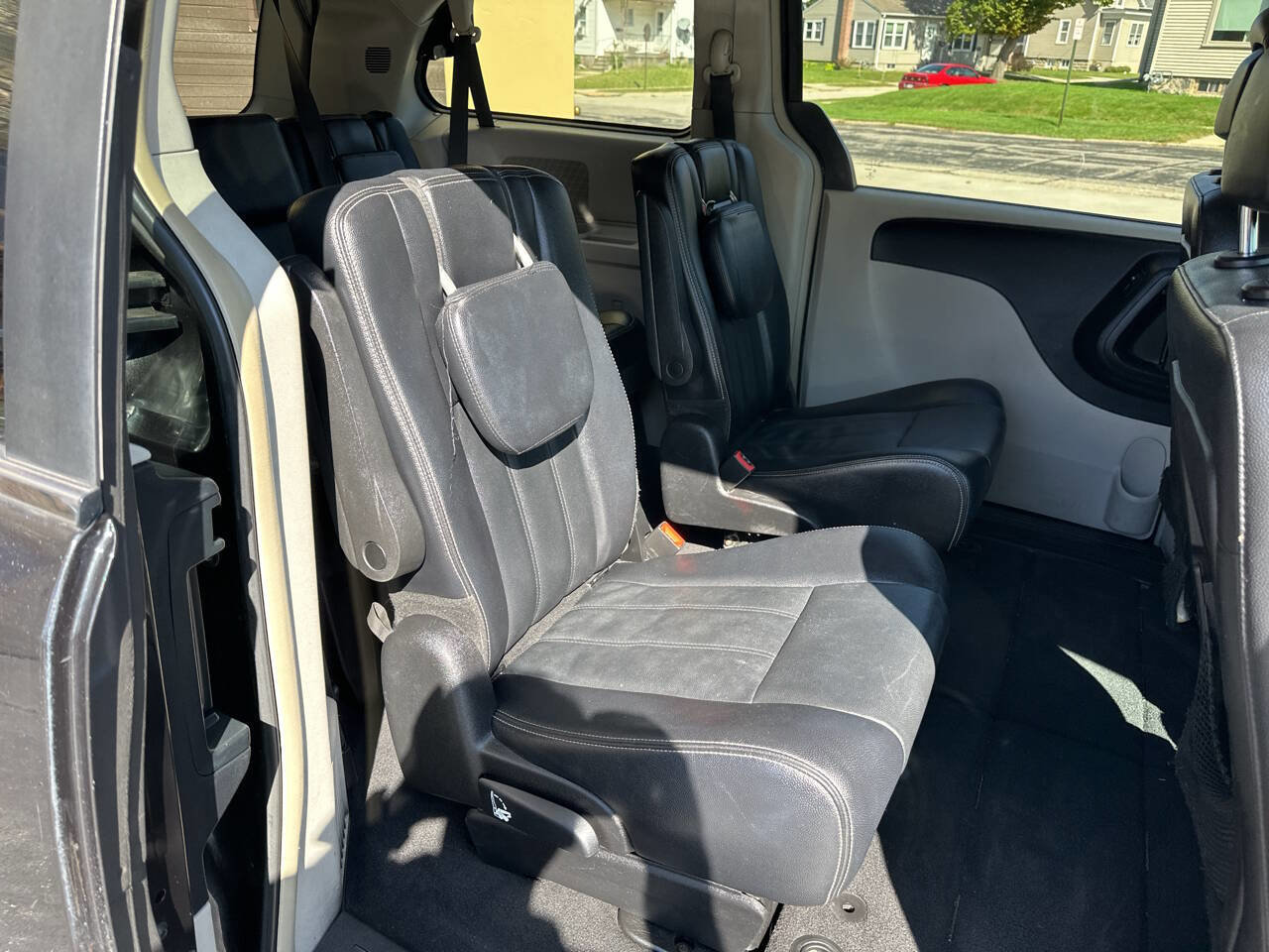 Used 2015 Chrysler Town & Country Touring image 11