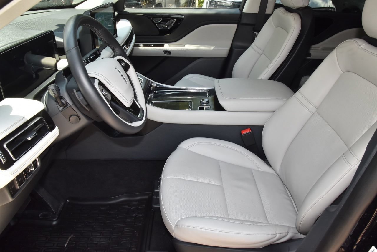 Certified 2026 Lincoln Aviator AWD image 13