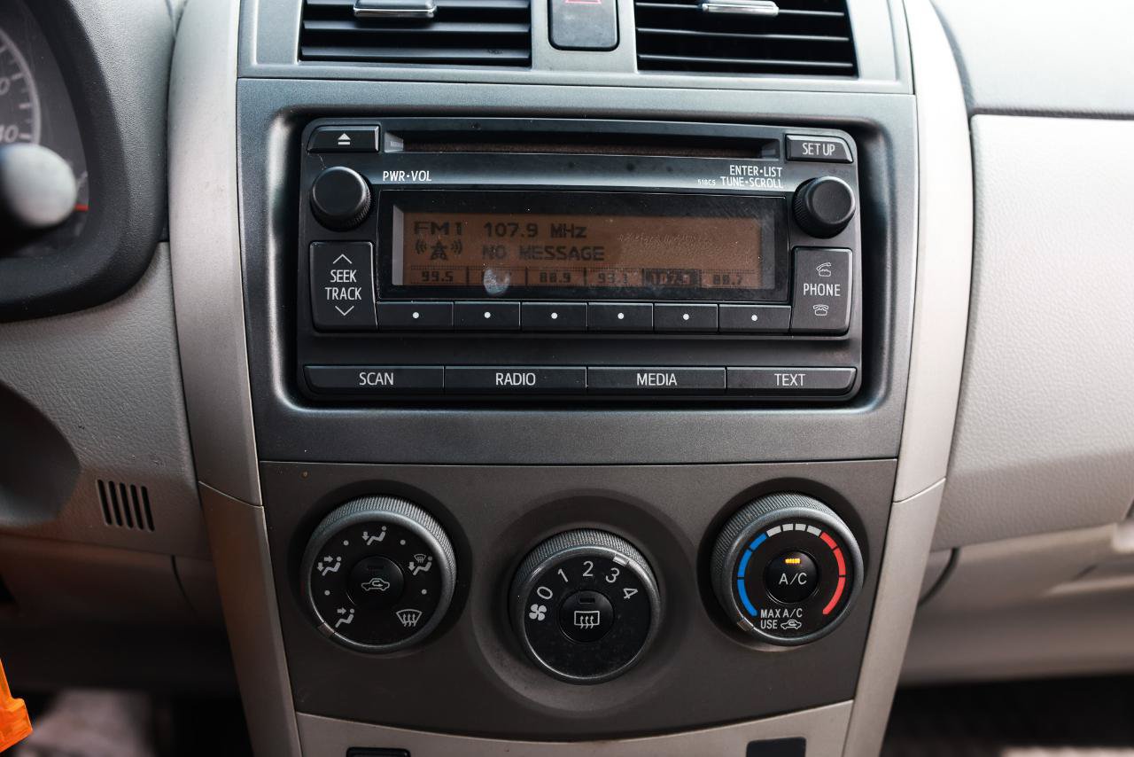 Used 2012 Toyota Corolla LE FWD image 30