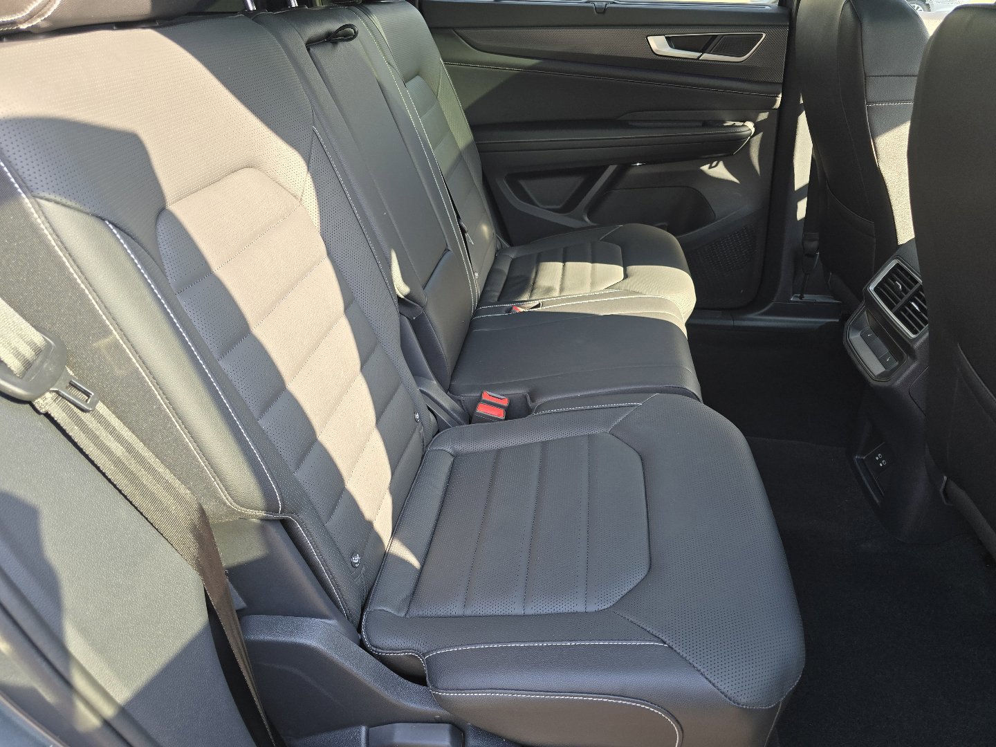 Certified 2025 Volkswagen Atlas Cross Sport SEL R-Line AWD/4WD image 29