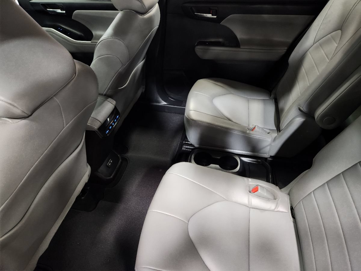 Used 2022 Toyota Highlander XLE AWD/4WD image 51