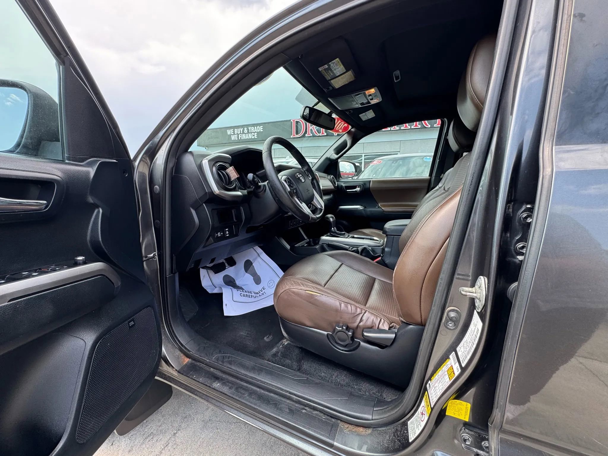 Used 2016 Toyota Tacoma Limited w/ Towing Package AWD/4WD image 8