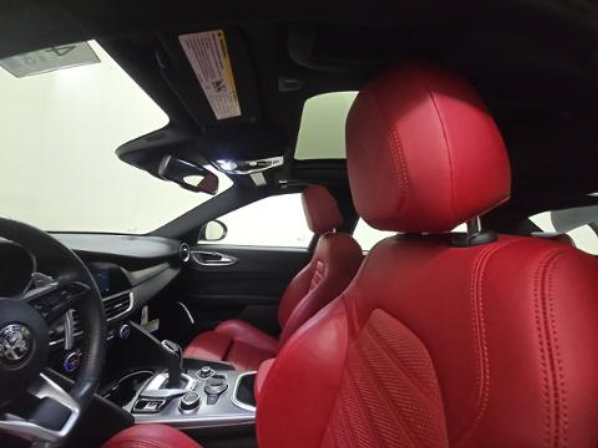 Used 2023 Alfa Romeo Giulia Veloce RWD image 7