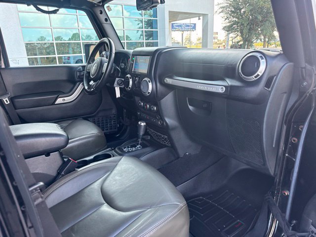 Used 2017 Jeep Wrangler Unlimited Sahara w/ Connectivity Group AWD/4WD image 12