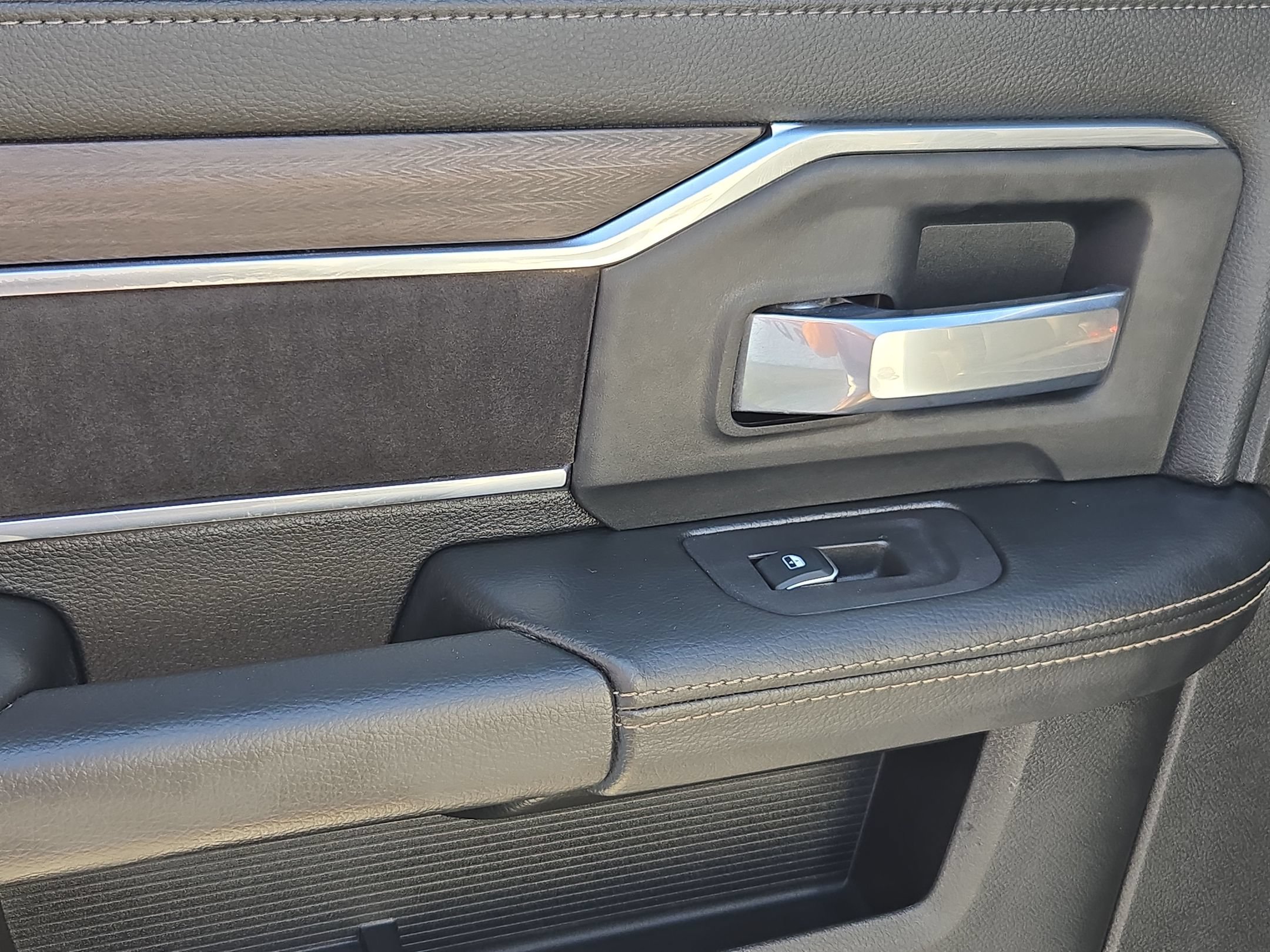 Used 2025 RAM 2500 Laramie AWD/4WD image 37