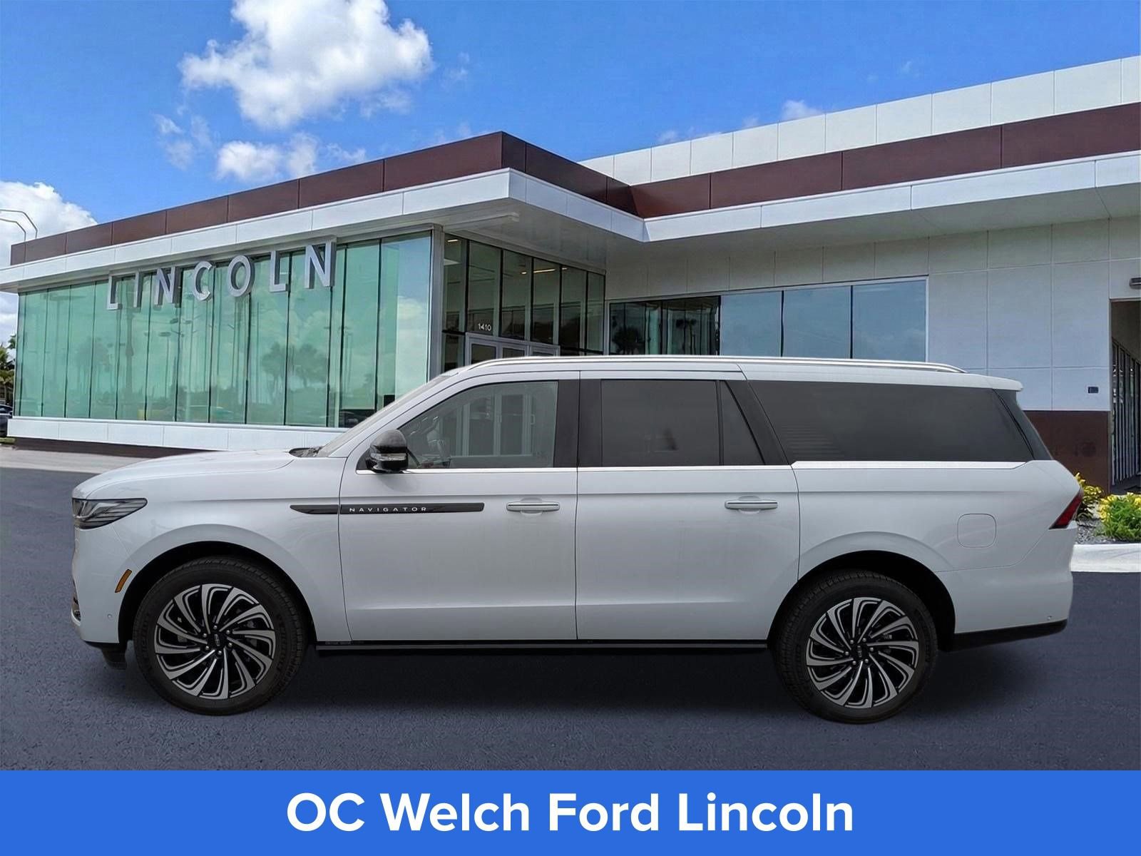 Certified 2025 Lincoln Navigator L Black Label AWD/4WD image 8