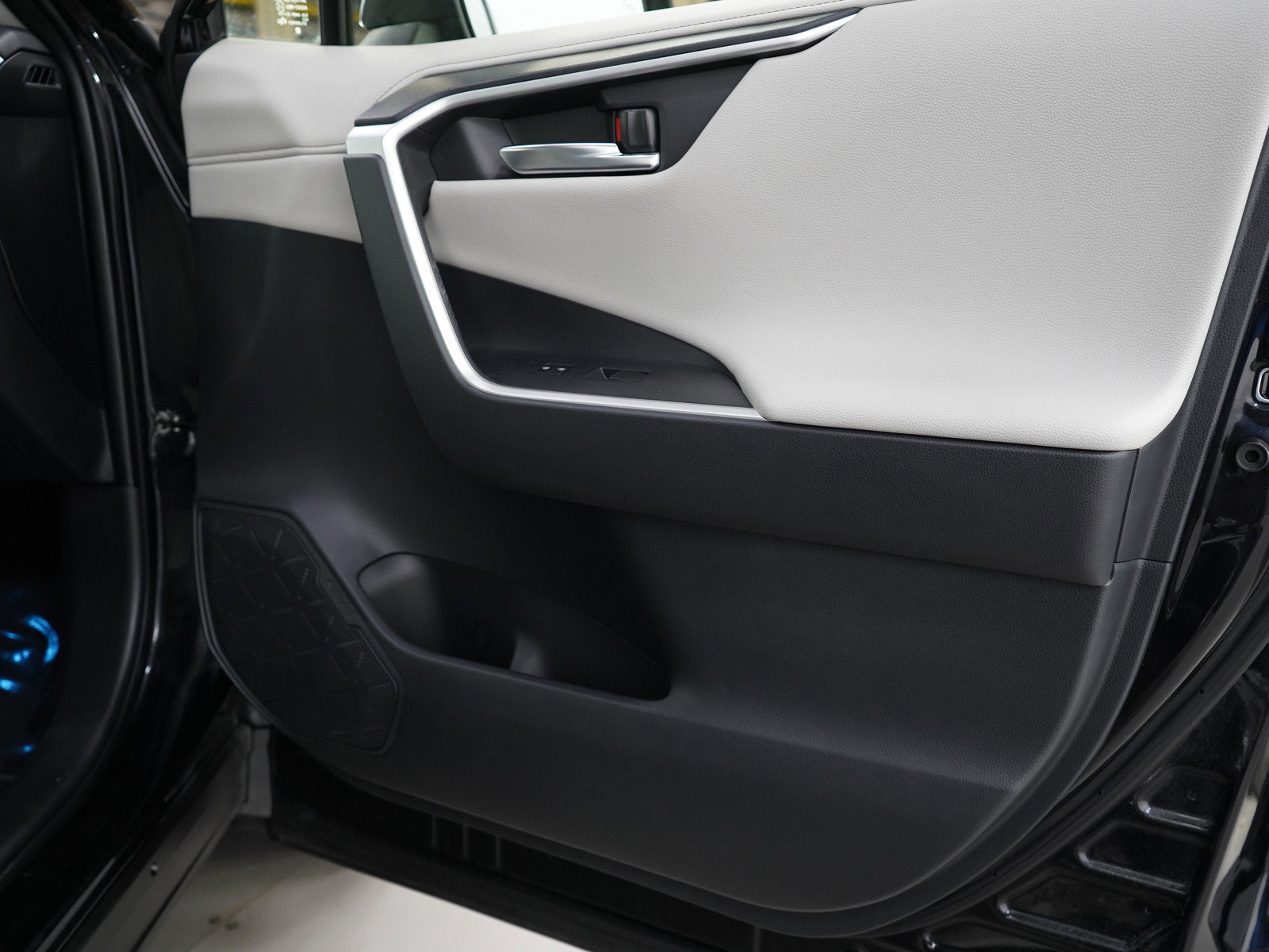 Used 2019 Toyota RAV4 Limited image 9