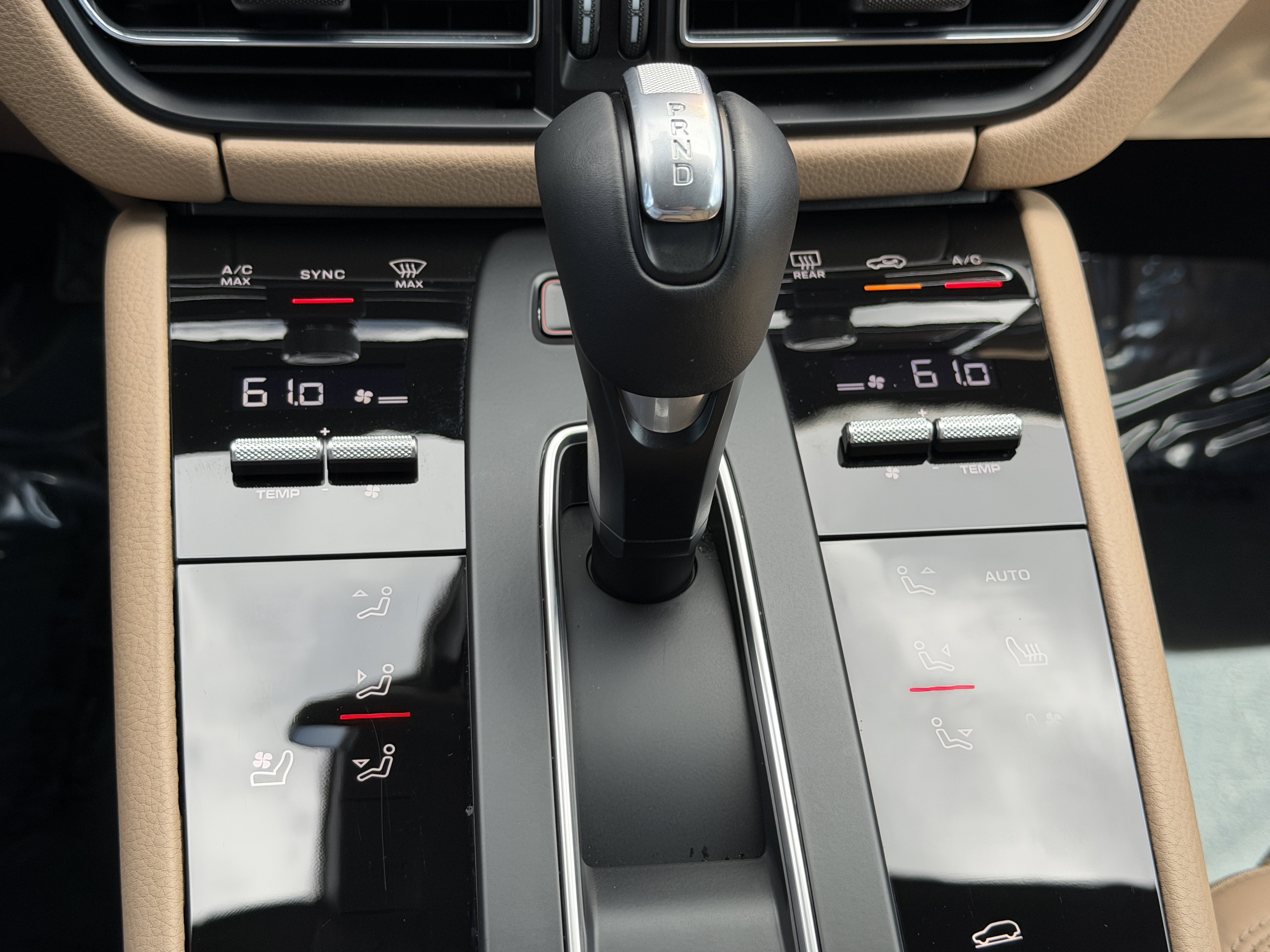 Certified 2025 Porsche Macan AWD/4WD image 32