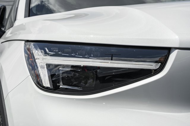 Certified 2025 Volvo XC40 B5 Plus w/ Protection Package Premier image 11