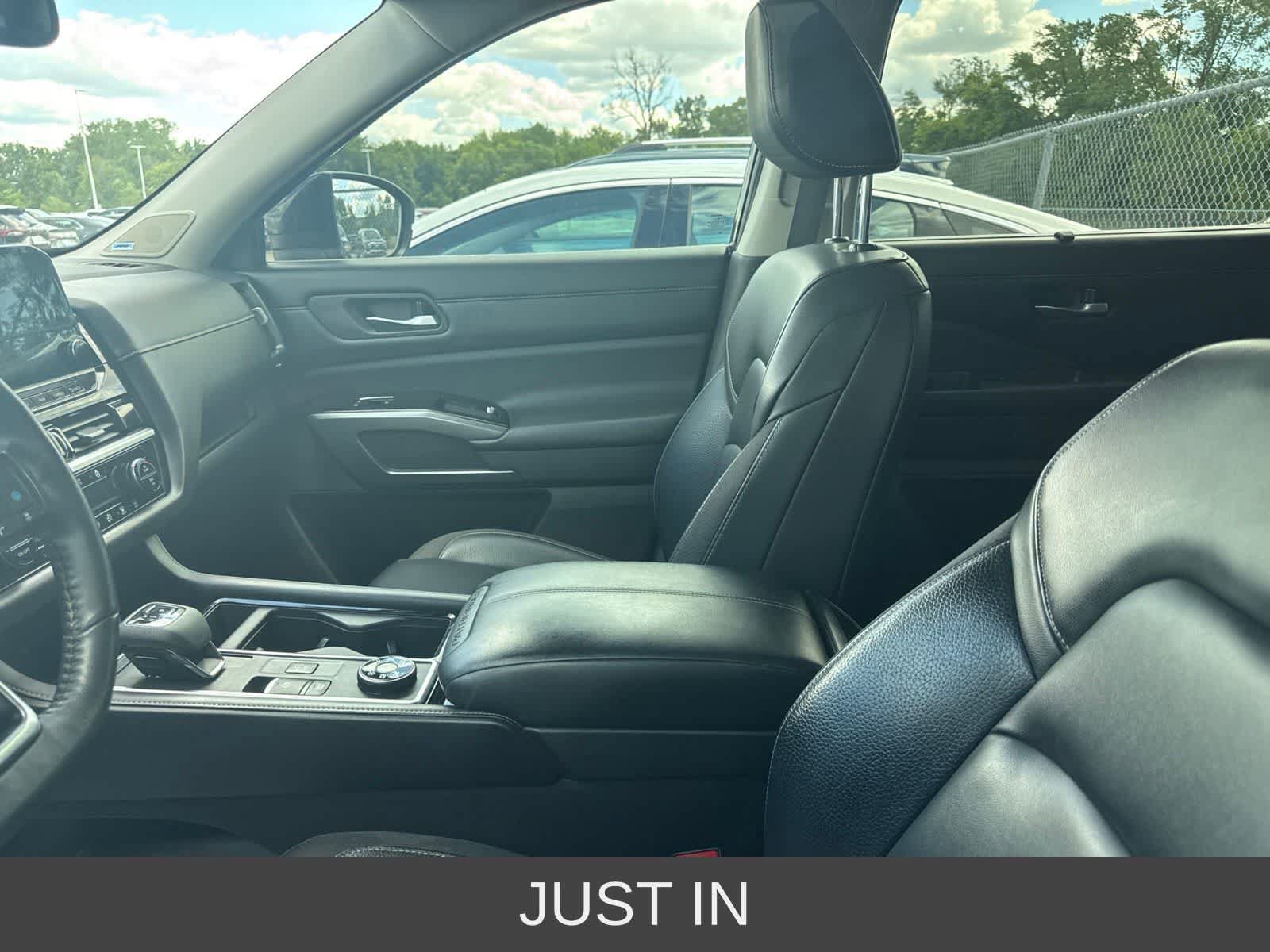 Used 2022 Nissan Pathfinder SL AWD/4WD image 31