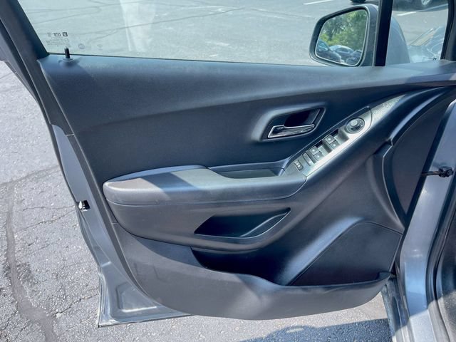 Used 2019 Chevrolet Trax LT w/ LT Convenience Package FWD image 21