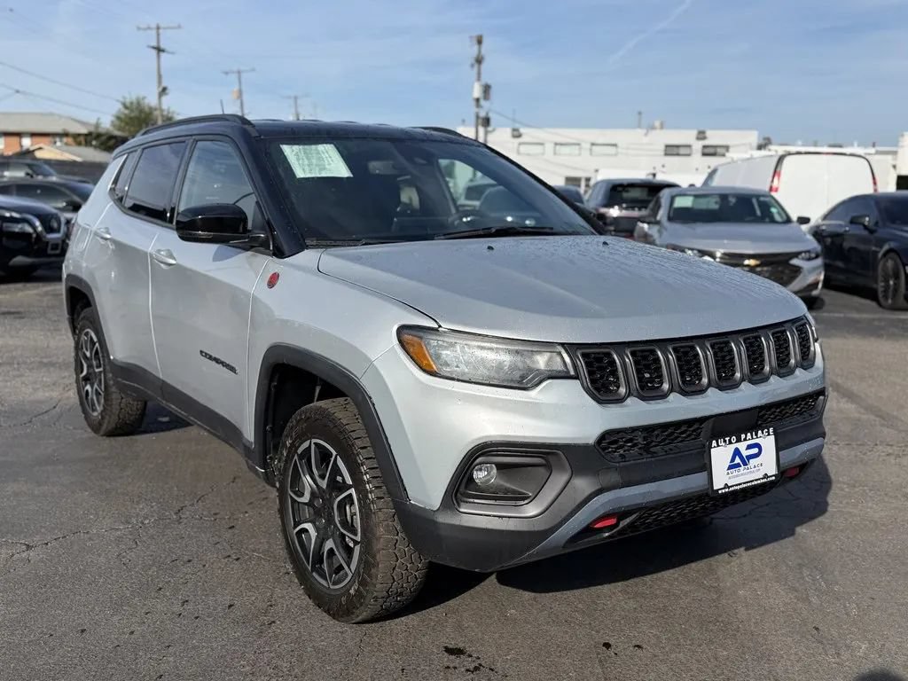 Used 2024 Jeep Compass Trailhawk AWD/4WD image 3