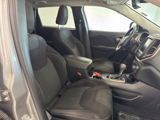 Used 2016 Jeep Cherokee Latitude w/ Cold Weather Group AWD/4WD image 22