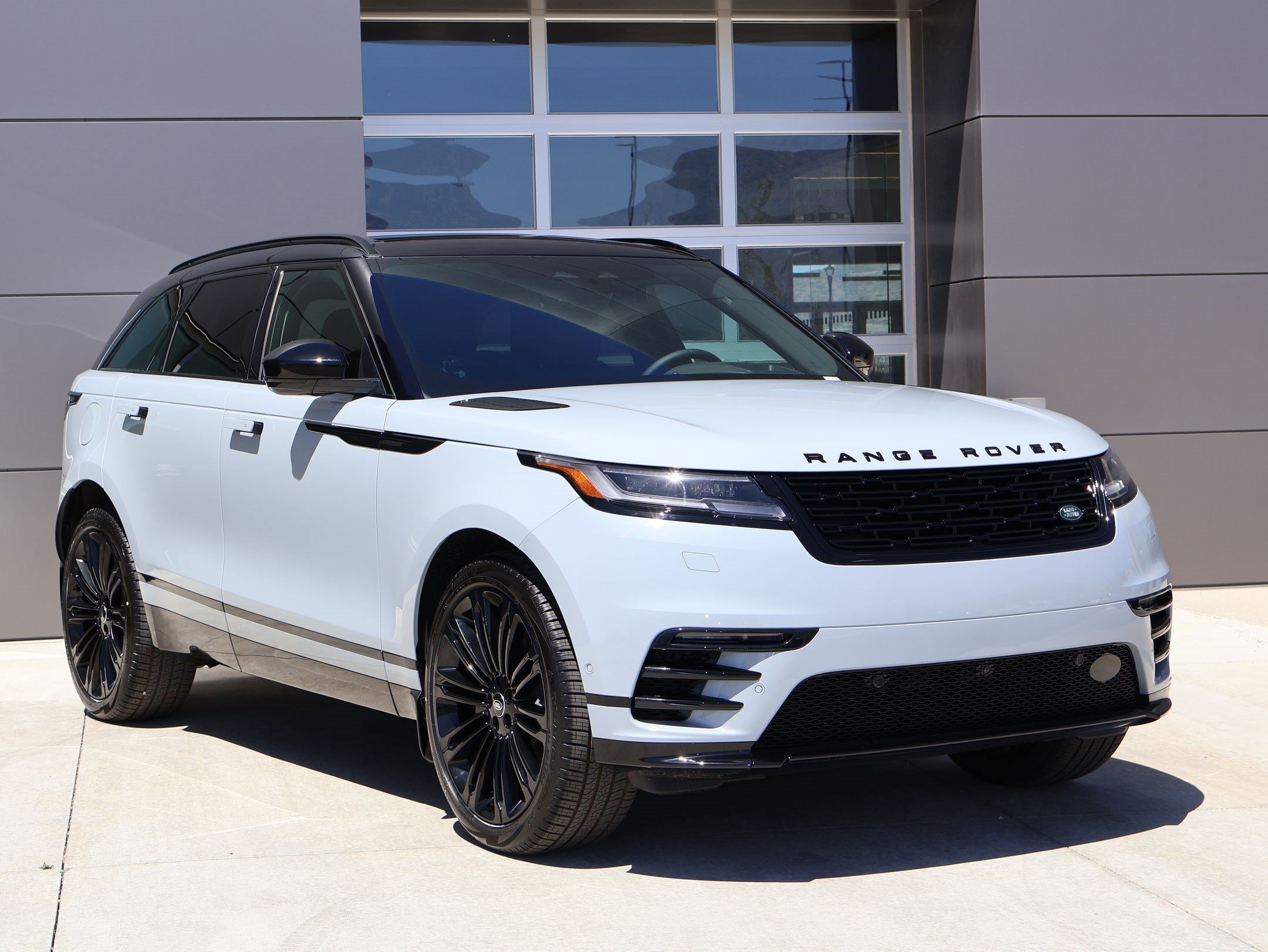 New 2026 Land Rover Range Rover Velar Dynamic SE AWD/4WD image 3