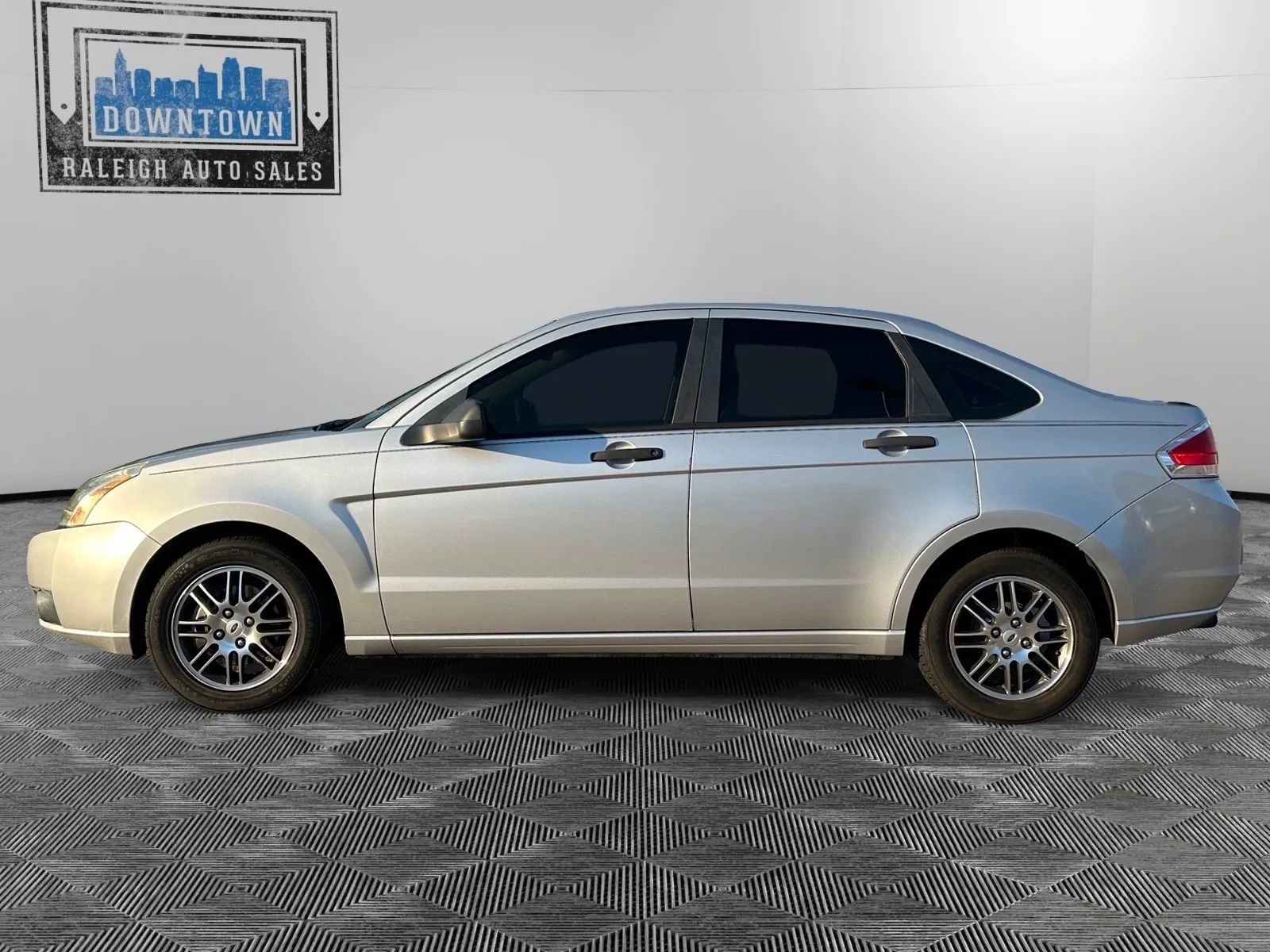 Used 2010 Ford Focus SE image 9