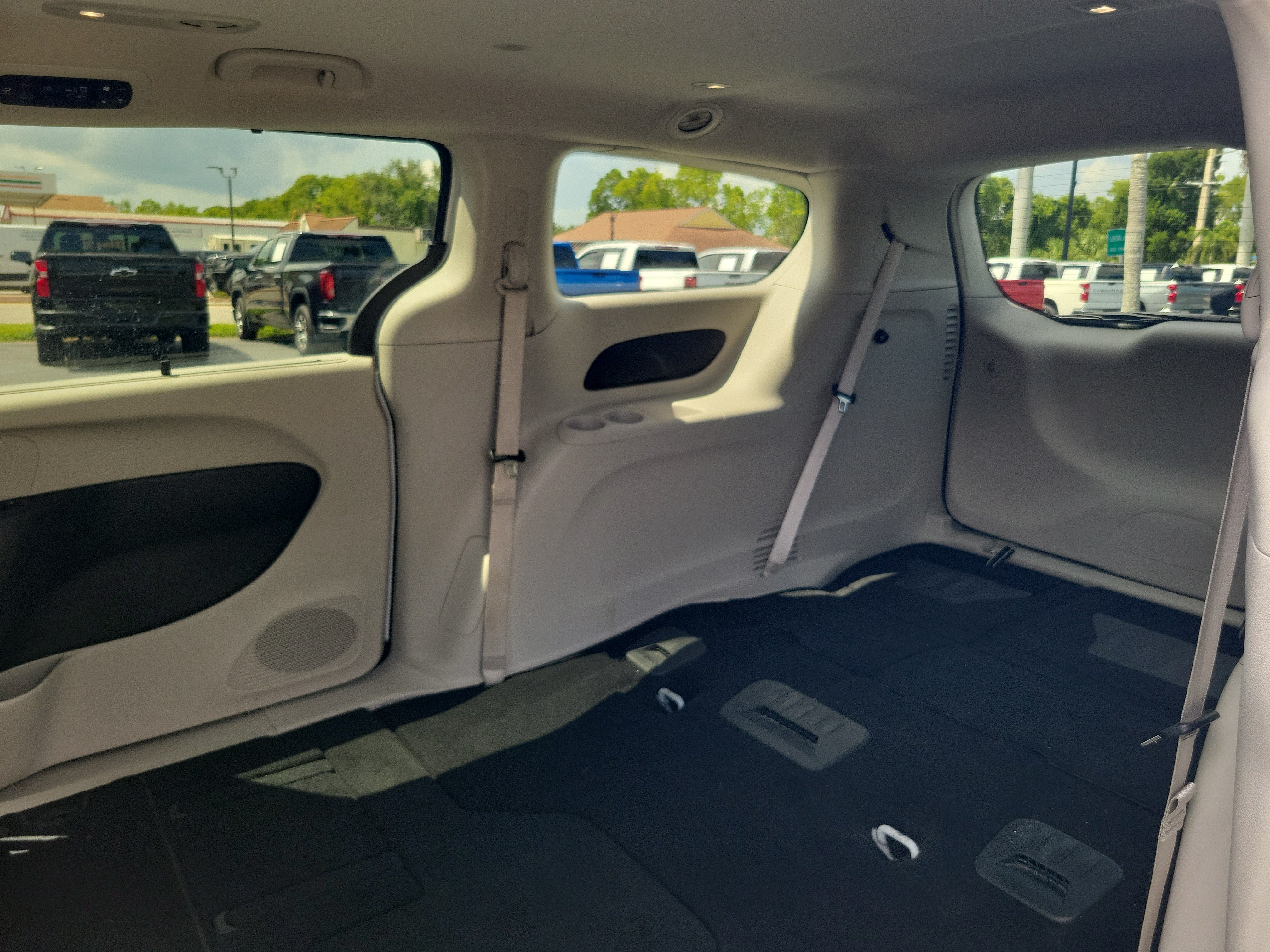 Used 2024 Chrysler Pacifica Touring-L FWD image 9