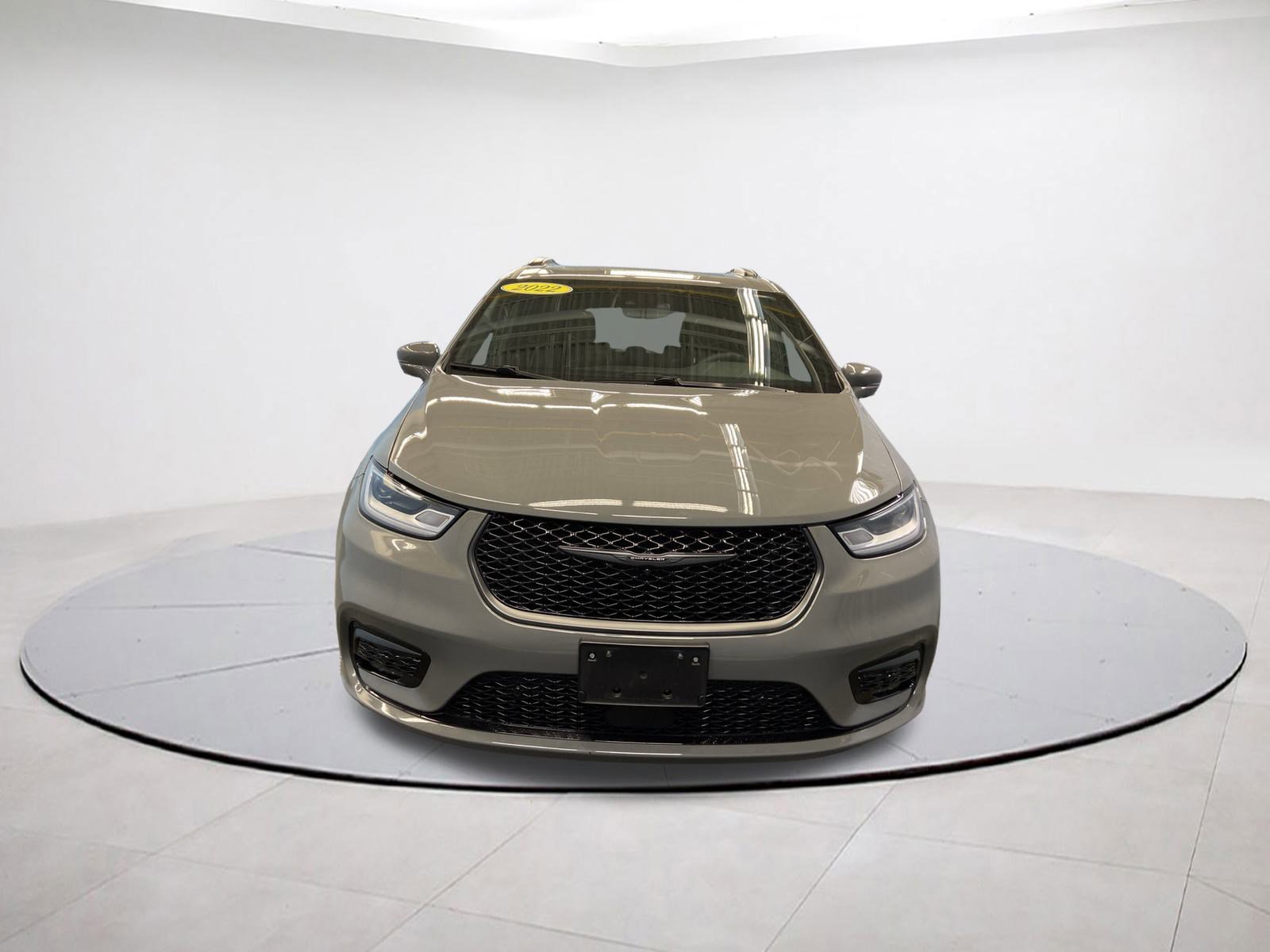 Used 2022 Chrysler Pacifica Limited w/ S Appearance Package image 2