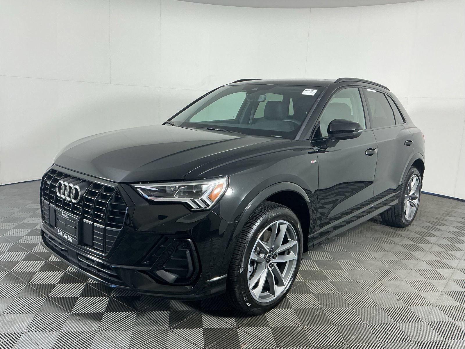 Used 2024 Audi Q3 2.0T Premium Plus w/ Premium Plus Package AWD/4WD image 3