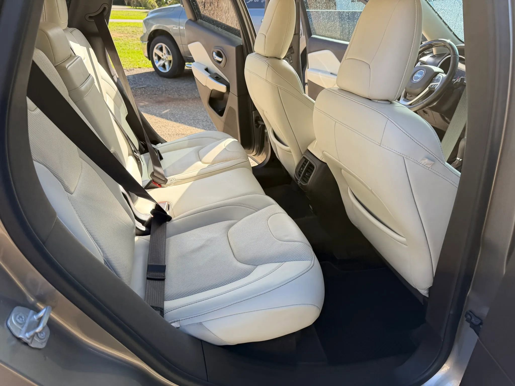 Used 2016 Jeep Cherokee Overland w/ Technology Group image 11