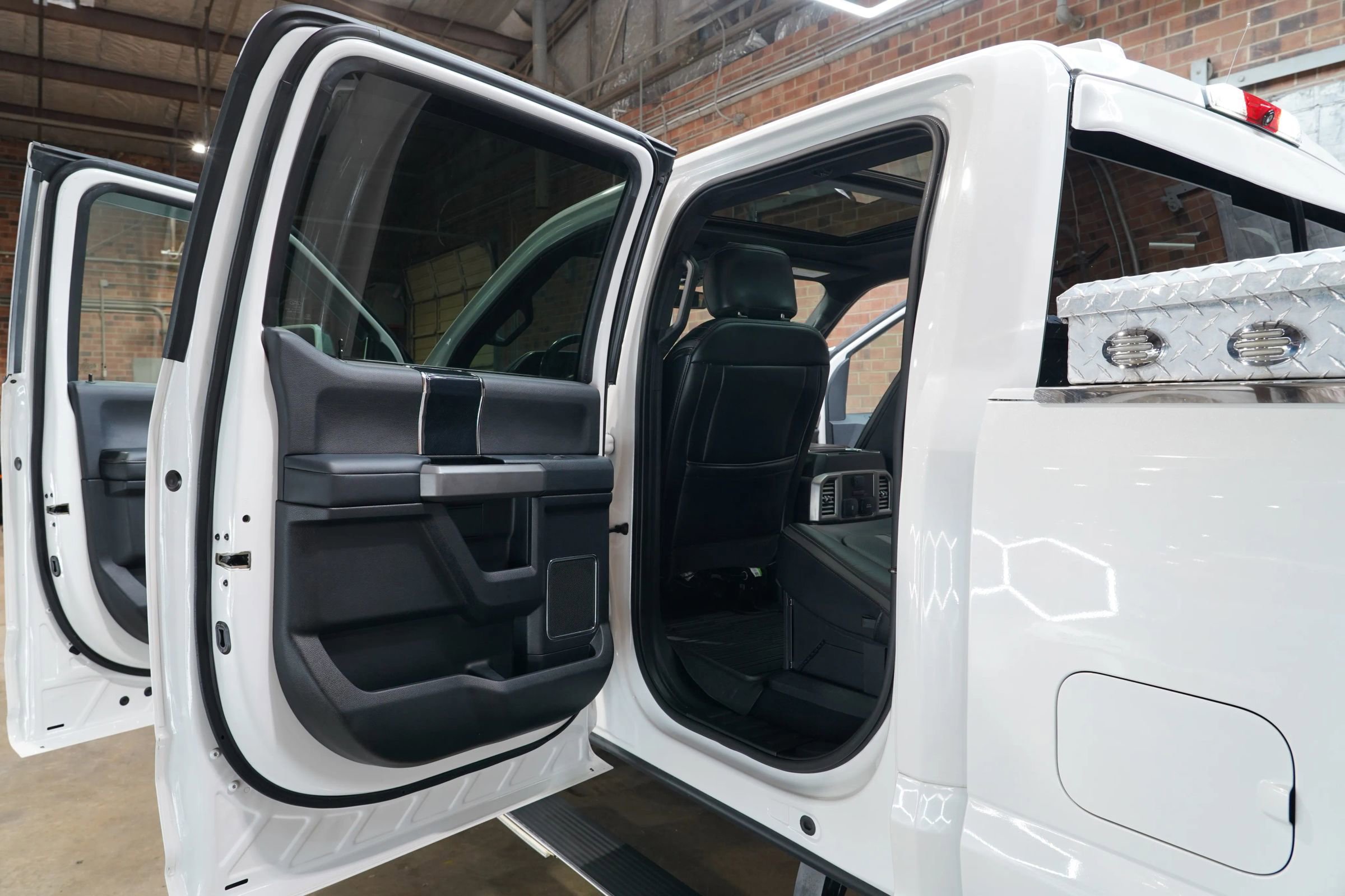 Used 2020 Ford F350 Platinum w/ FX4 Off-Road Package image 35