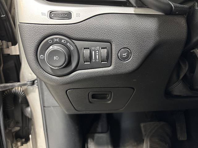 Used 2017 Jeep Cherokee Overland w/ Technology Group AWD/4WD image 17