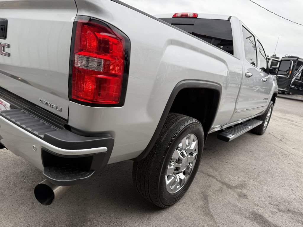 Used 2019 GMC Sierra 2500 Denali w/ Duramax Plus Package AWD/4WD image 10
