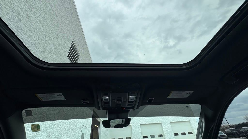 Used 2025 GMC Yukon Denali w/ Advanced Technology Package image 15