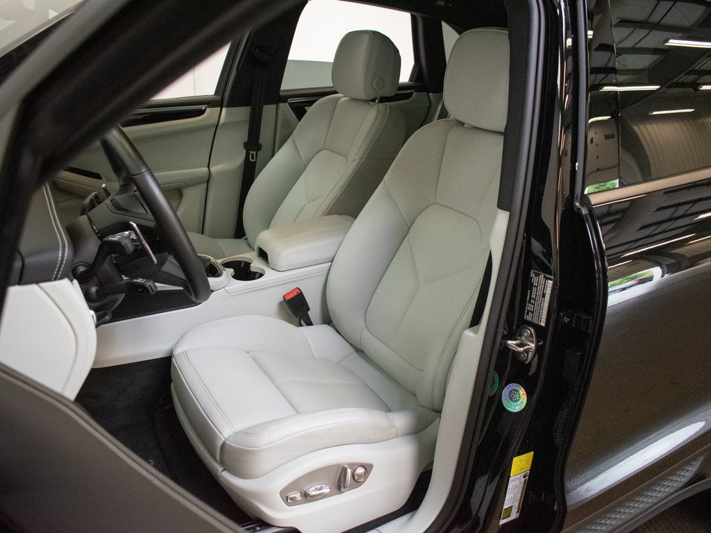 Certified 2026 Porsche Macan AWD/4WD image 5