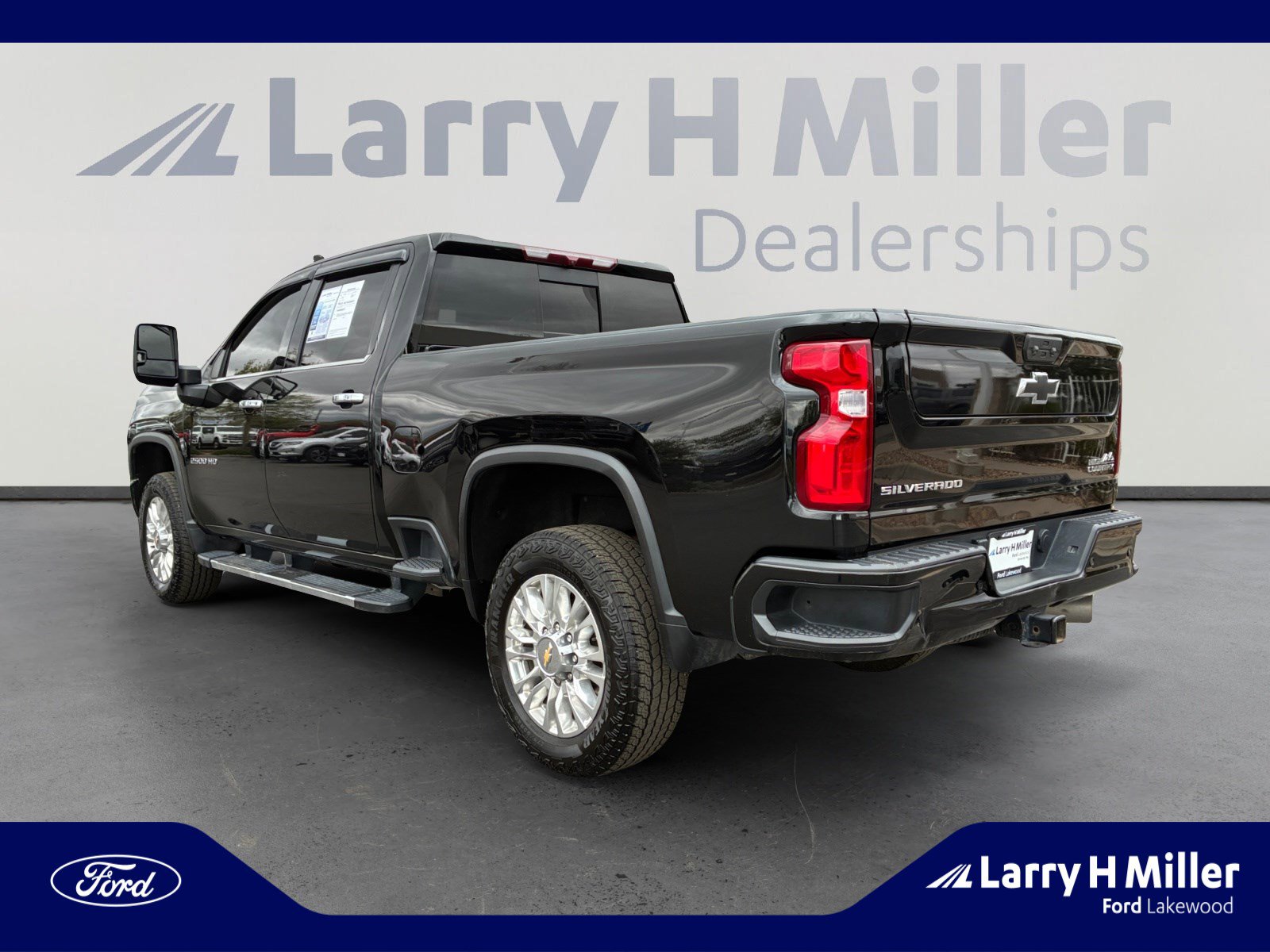 Used 2022 Chevrolet Silverado 2500 High Country w/ Safety Package II image 3