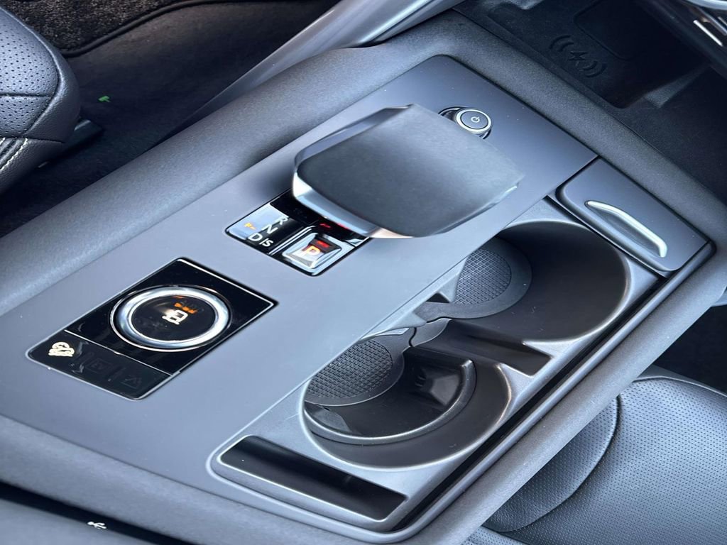 Used 2025 Land Rover Discovery S image 26