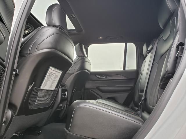 Used 2024 Jeep Grand Cherokee Altitude image 16