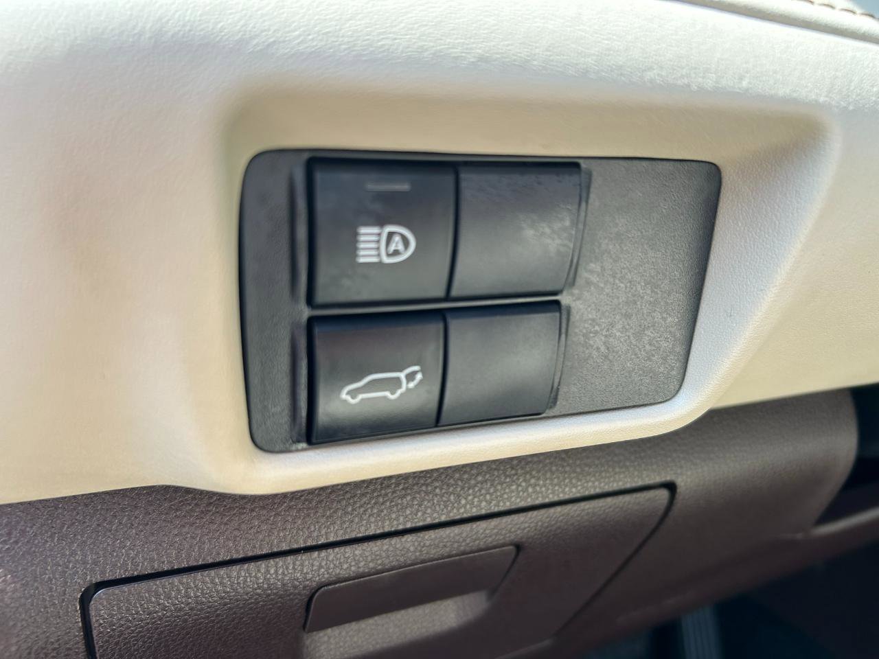 Used 2022 Toyota Highlander XLE AWD/4WD image 14