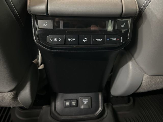Used 2021 Toyota Highlander Platinum image 11