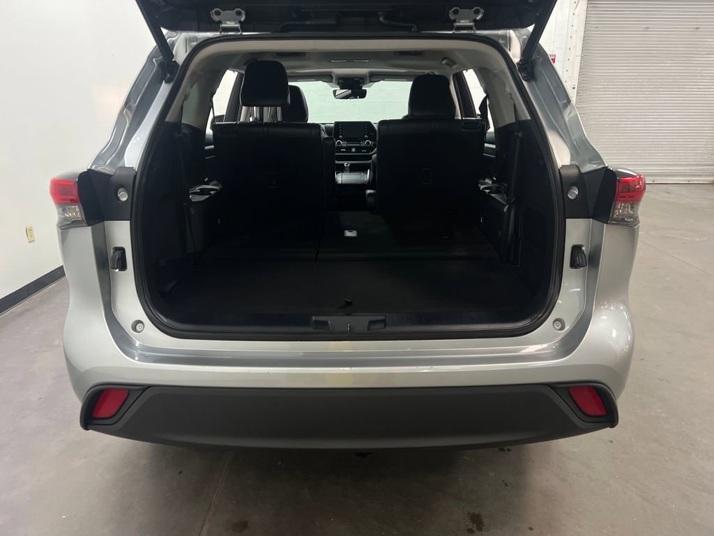 Used 2020 Toyota Highlander XLE image 24