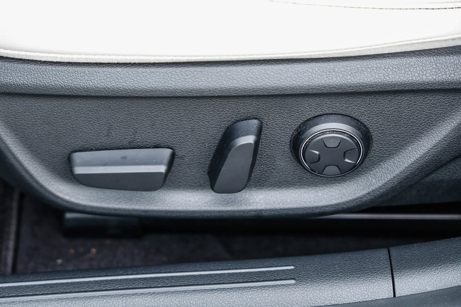 Used 2025 Genesis G70 2.5T image 21