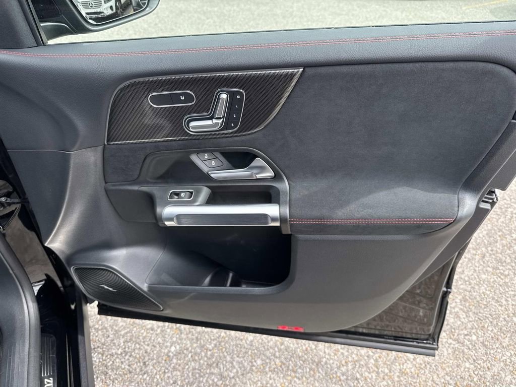 Used 2025 Mercedes-Benz GLB 250 image 14