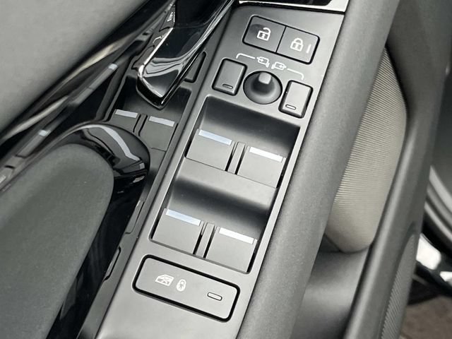 Used 2025 Land Rover Range Rover Evoque Dynamic SE AWD/4WD image 23