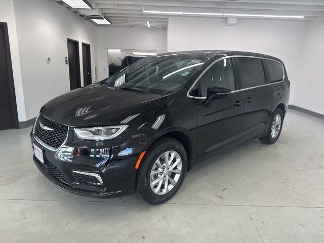 New 2026 Chrysler Pacifica Select image 3