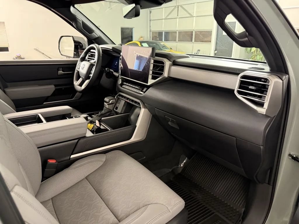 Used 2025 Toyota Tundra Limited AWD/4WD image 37