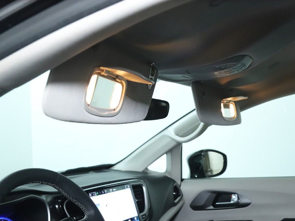 Used 2024 Chrysler Pacifica Touring-L image 19