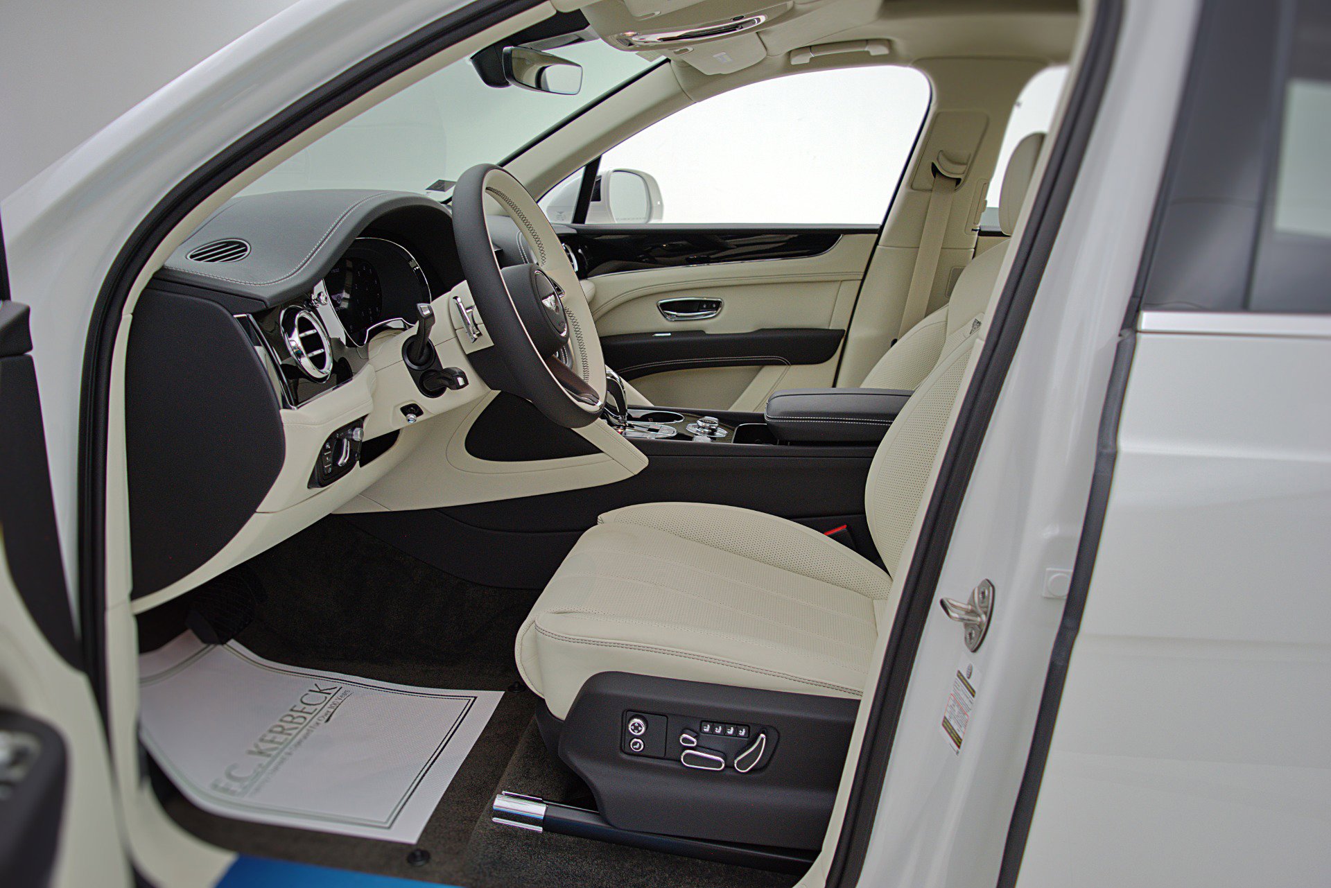 Used 2023 Bentley Bentayga Extended Wheelbase image 38