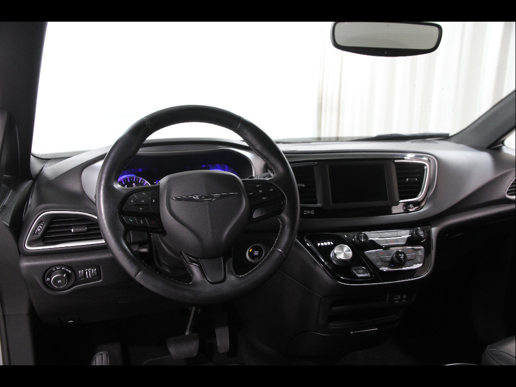 Used 2020 Chrysler Pacifica Touring-L w/ S Appearance Package FWD image 6