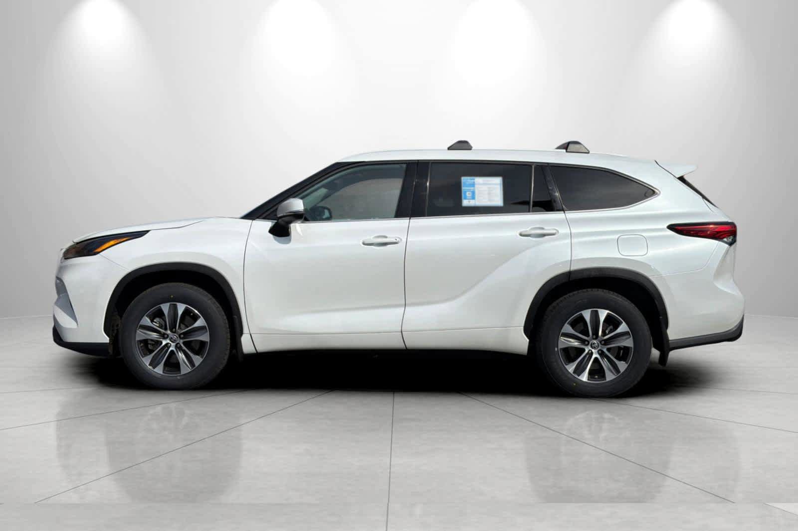 Used 2022 Toyota Highlander XLE AWD/4WD image 5