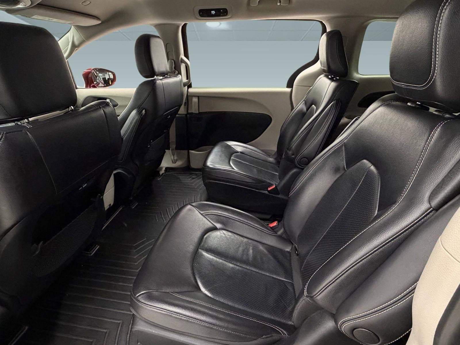 Used 2022 Chrysler Pacifica Touring-L image 13