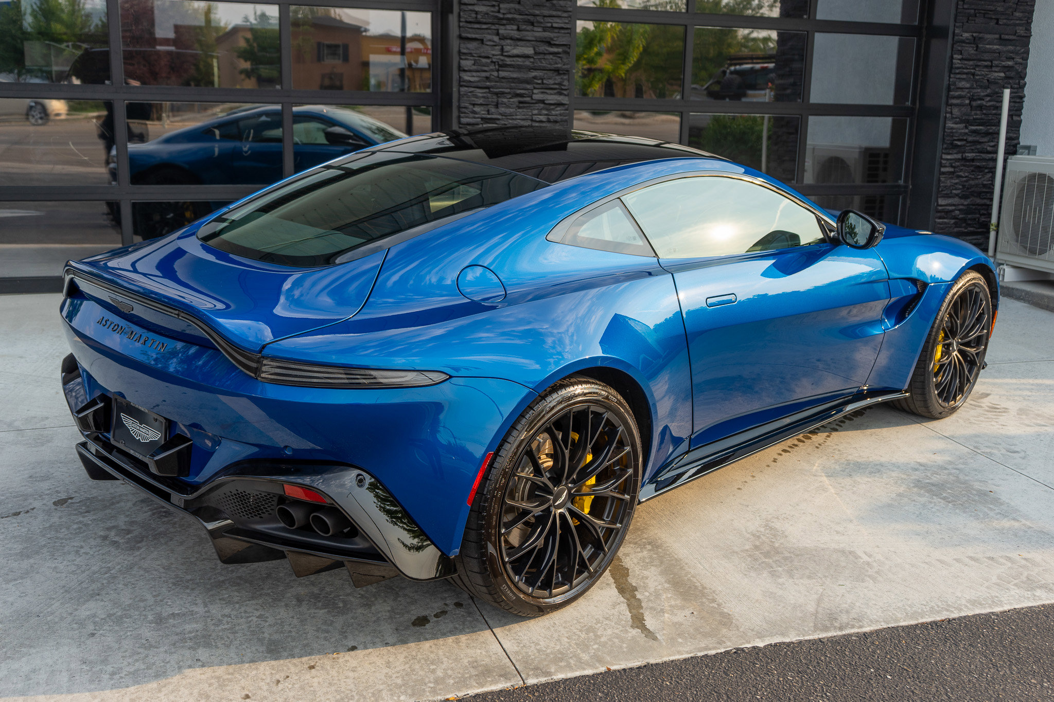 Used 2022 Aston Martin V8 Vantage Coupe image 10