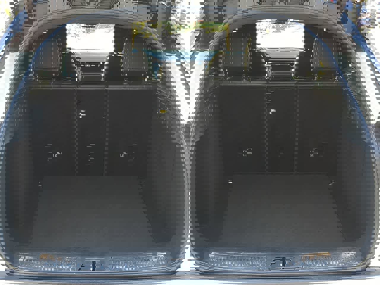 Used 2020 Land Rover Range Rover Velar R-Dynamic S image 35