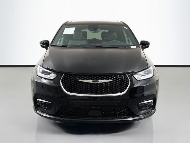 Used 2025 Chrysler Pacifica Select image 2